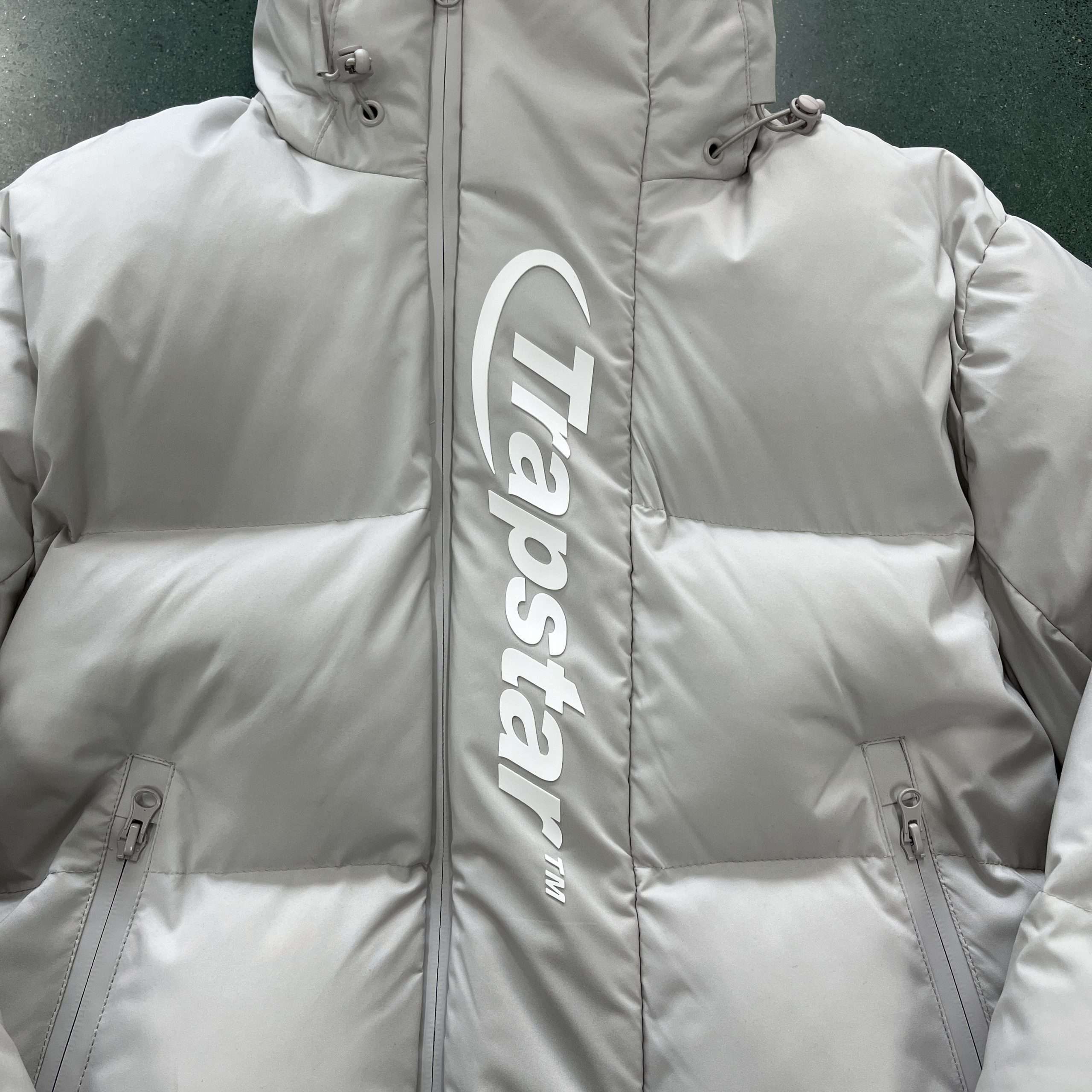 Z1507 Chaqueta Trapstar “ It’s a Secret ” ( PUFFER-WHITE-GREY ) - Imagen 9