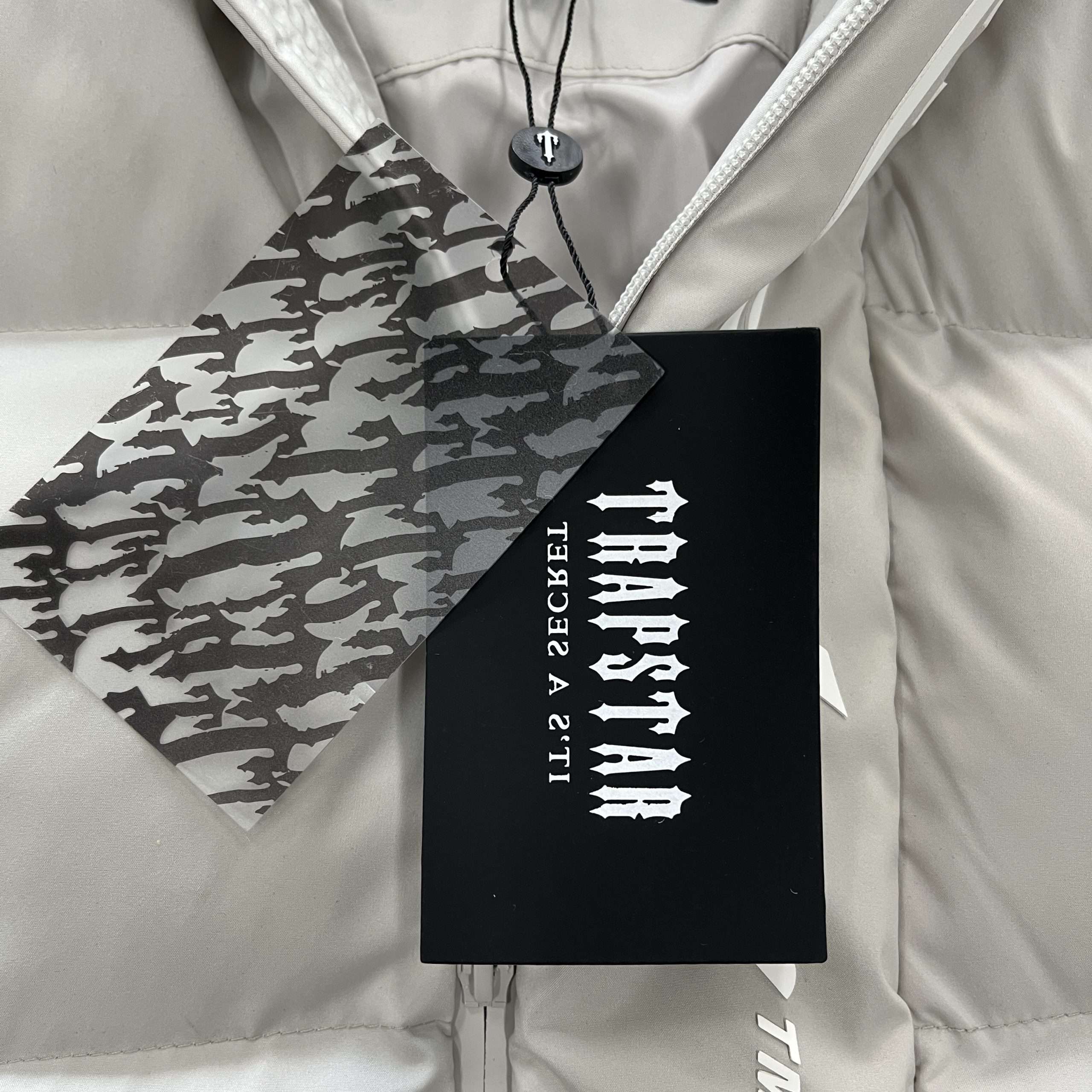 Z1507 Chaqueta Trapstar “ It’s a Secret ” ( PUFFER-WHITE-GREY ) - Imagen 3