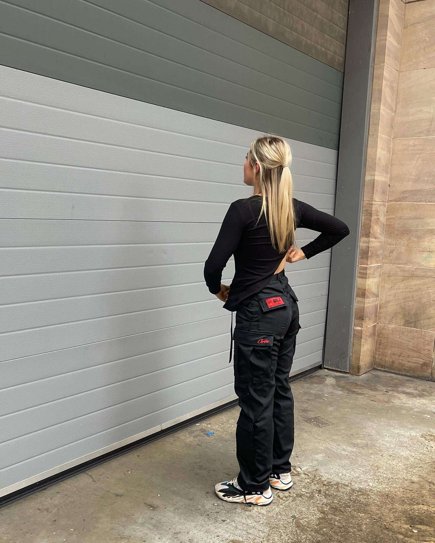 Z2237 Pantalón Corteiz Black Red Logo - Imagen 8