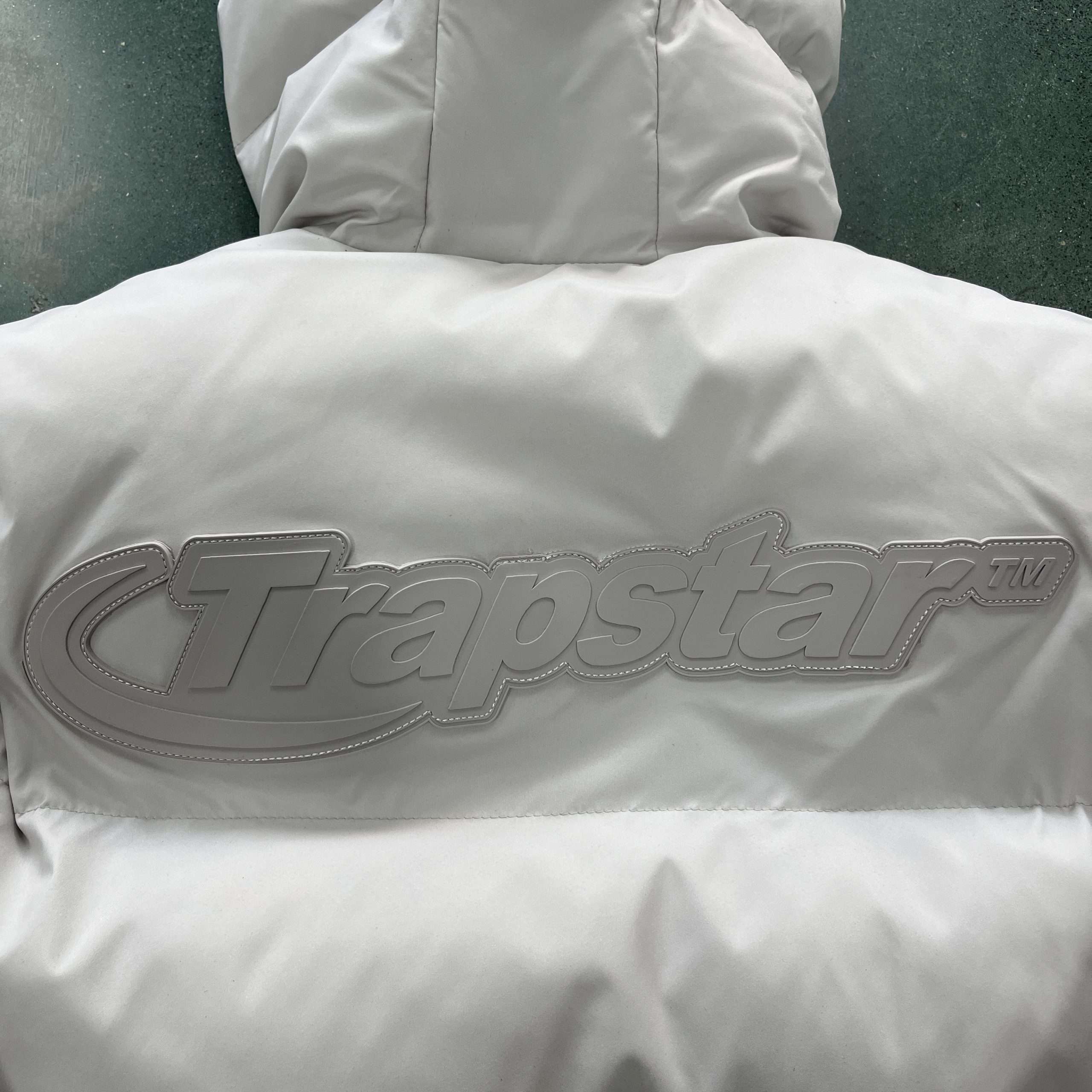 Z1507 Chaqueta Trapstar “ It’s a Secret ” ( PUFFER-WHITE-GREY ) - Imagen 4