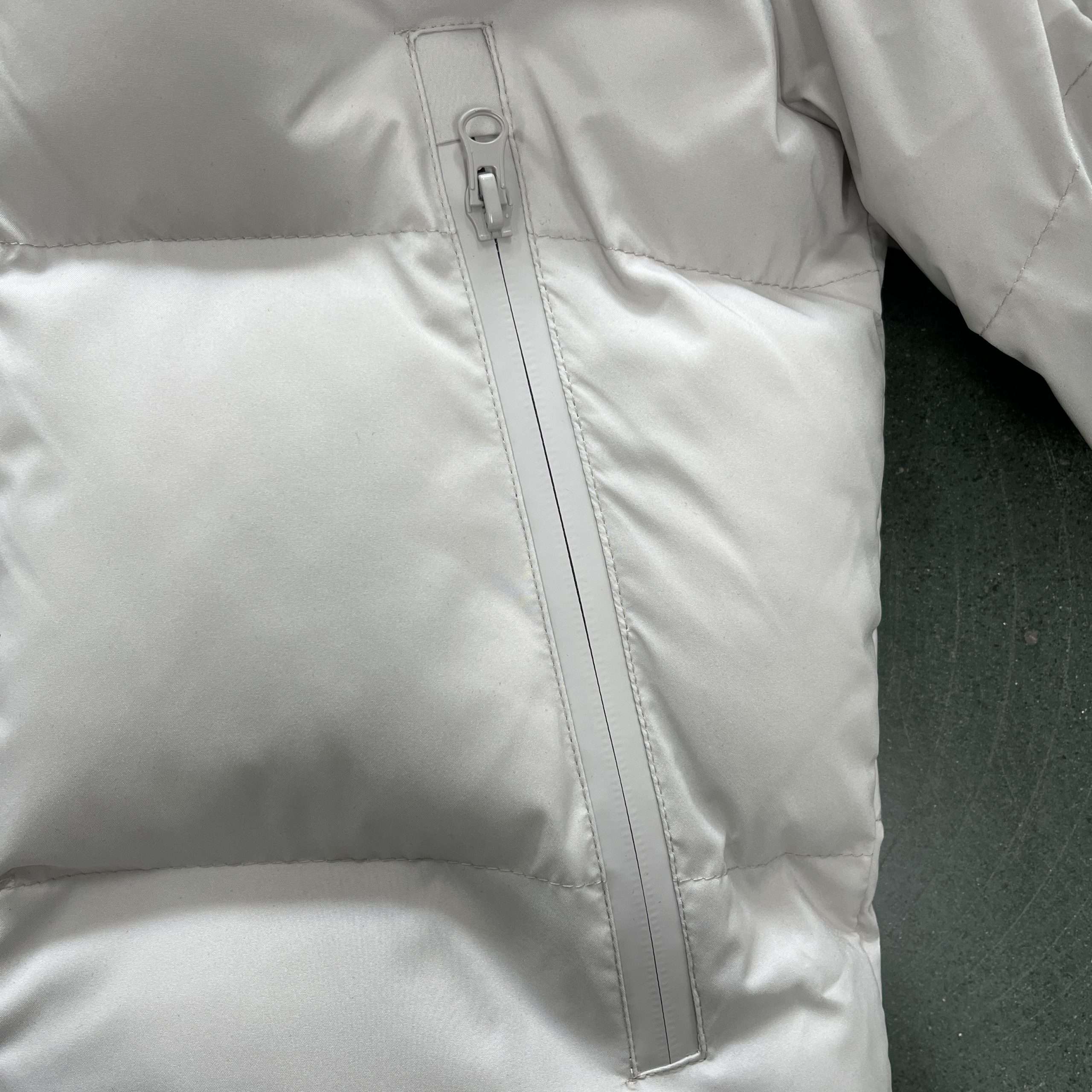 Z1507 Chaqueta Trapstar “ It’s a Secret ” ( PUFFER-WHITE-GREY ) - Imagen 6