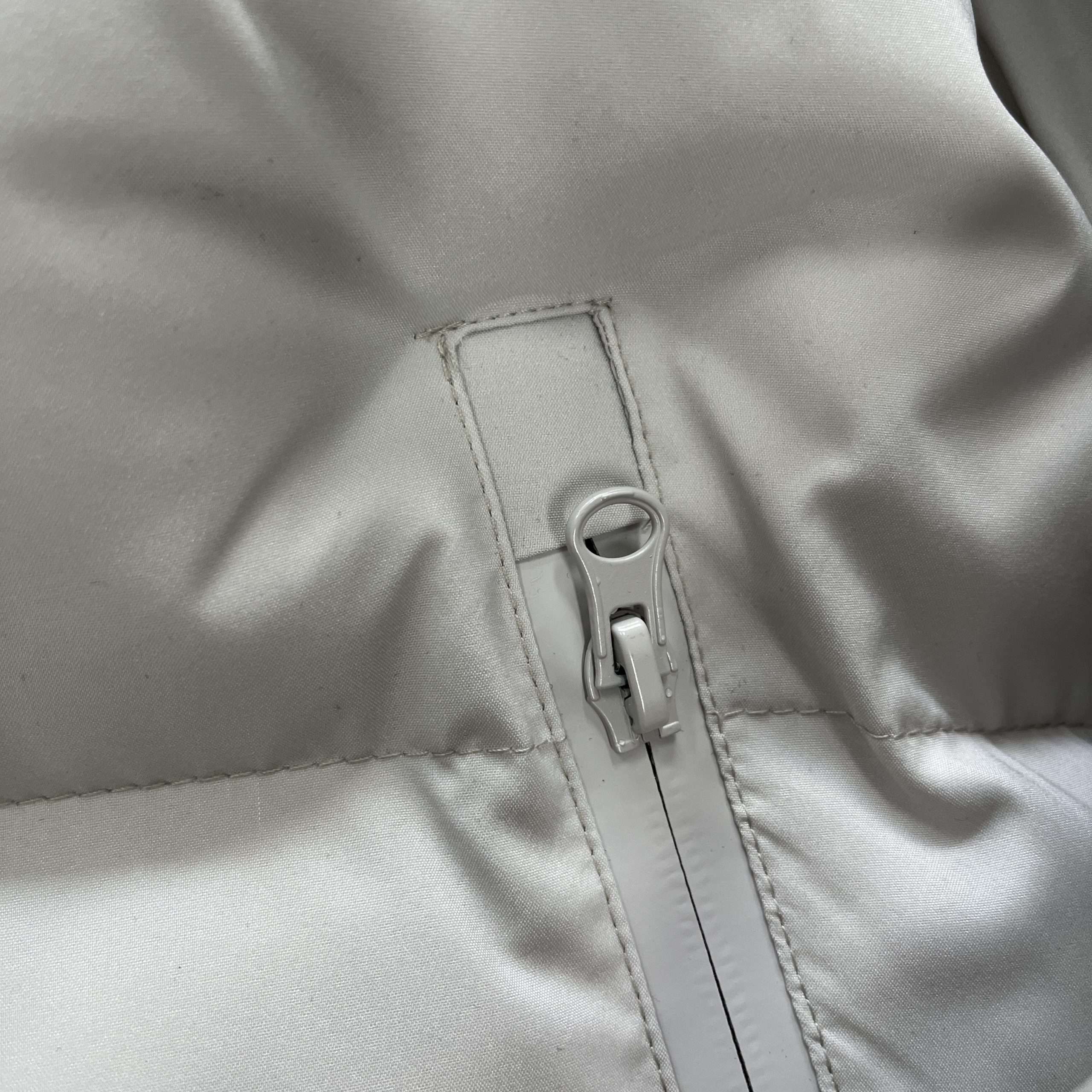 Z1507 Chaqueta Trapstar “ It’s a Secret ” ( PUFFER-WHITE-GREY ) - Imagen 7