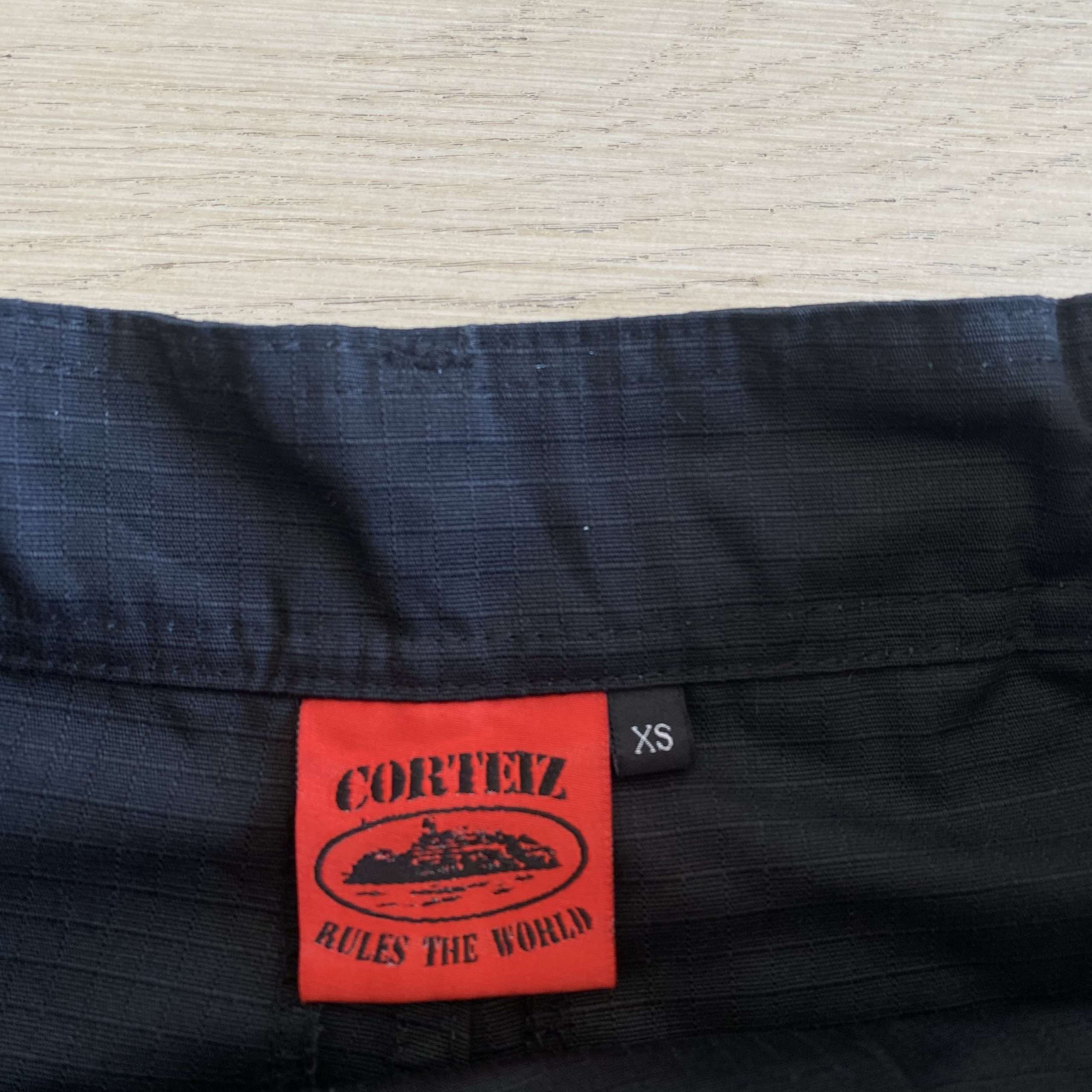 Z2237 Pantalón Corteiz Black Red Logo - Imagen 9